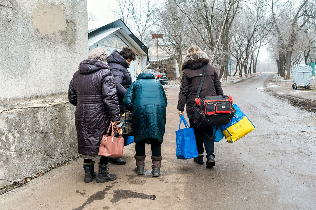 Жители Павлограда в Днепропетровской области Украины покидают свои дома в поисках безопасности (архив).